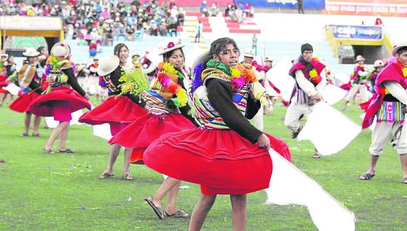 Conjuntos de danzas autóctonas concursan en honor a la virgen 