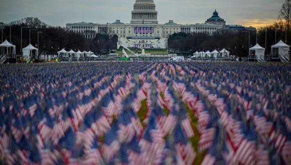 Se colocaron 20.000 banderas en el Mall de Washington en setiembre del 2020 para conmemorar los casi 200.000 muertos en ese  entonces en  Estados Unidos. (Foto: AFP)