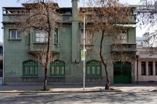 Jefes compran viviendas para que sus empleados no tengan que sufrir ante la escasez inmobiliaria