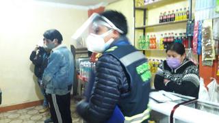 Quince personas fueron intervenidas bebiendo alcohol adulterado en bares clandestinos de Puno