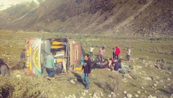 Volcadura de bus interprovincial deja un muerto y 20 heridos en Ancash