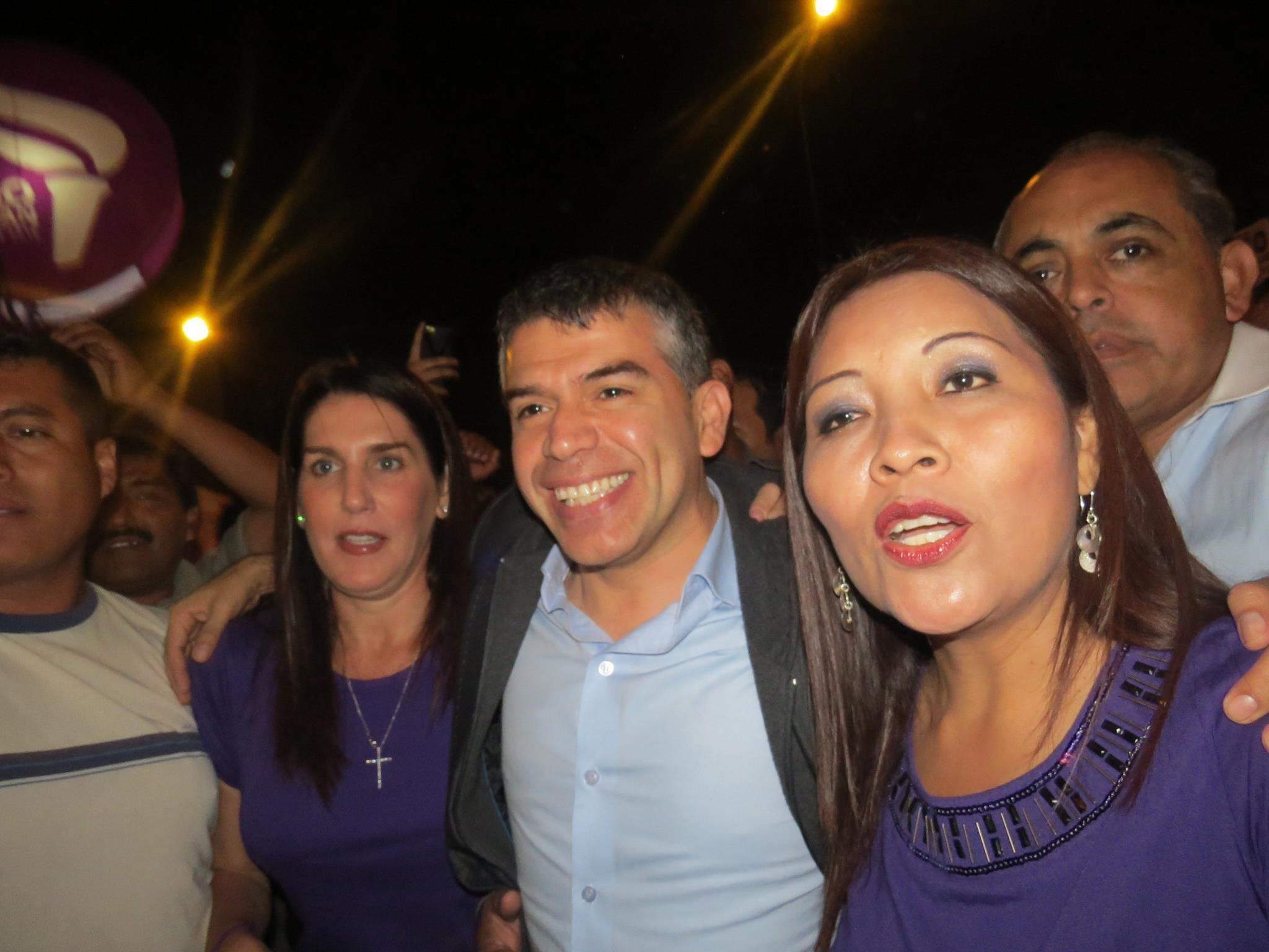 Julio Guzmán: Con esta peculiar imagen celebra su ascenso en las encuestas (VIDEO)