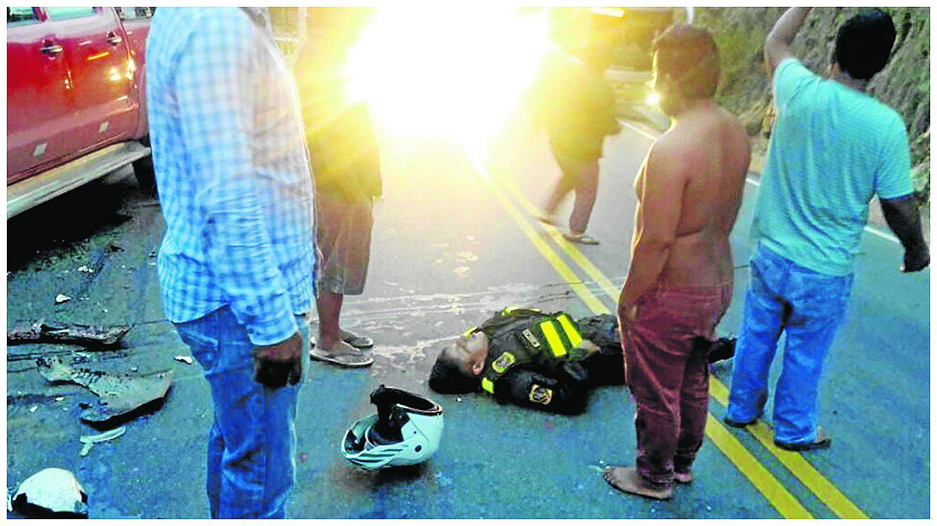 ​Policía de Carreteras  choca contra camioneta y se salva de milagro
