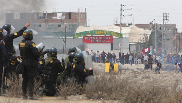 Manifestantes y policías se enfrentan en el Aeropuerto Nacional Rodríguez Ballón de Arequipa. (Foto: Leonardo Cuito/@photo.gec)