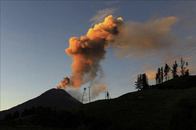 Explosiones y flujos de lava en volcán Tungurahua