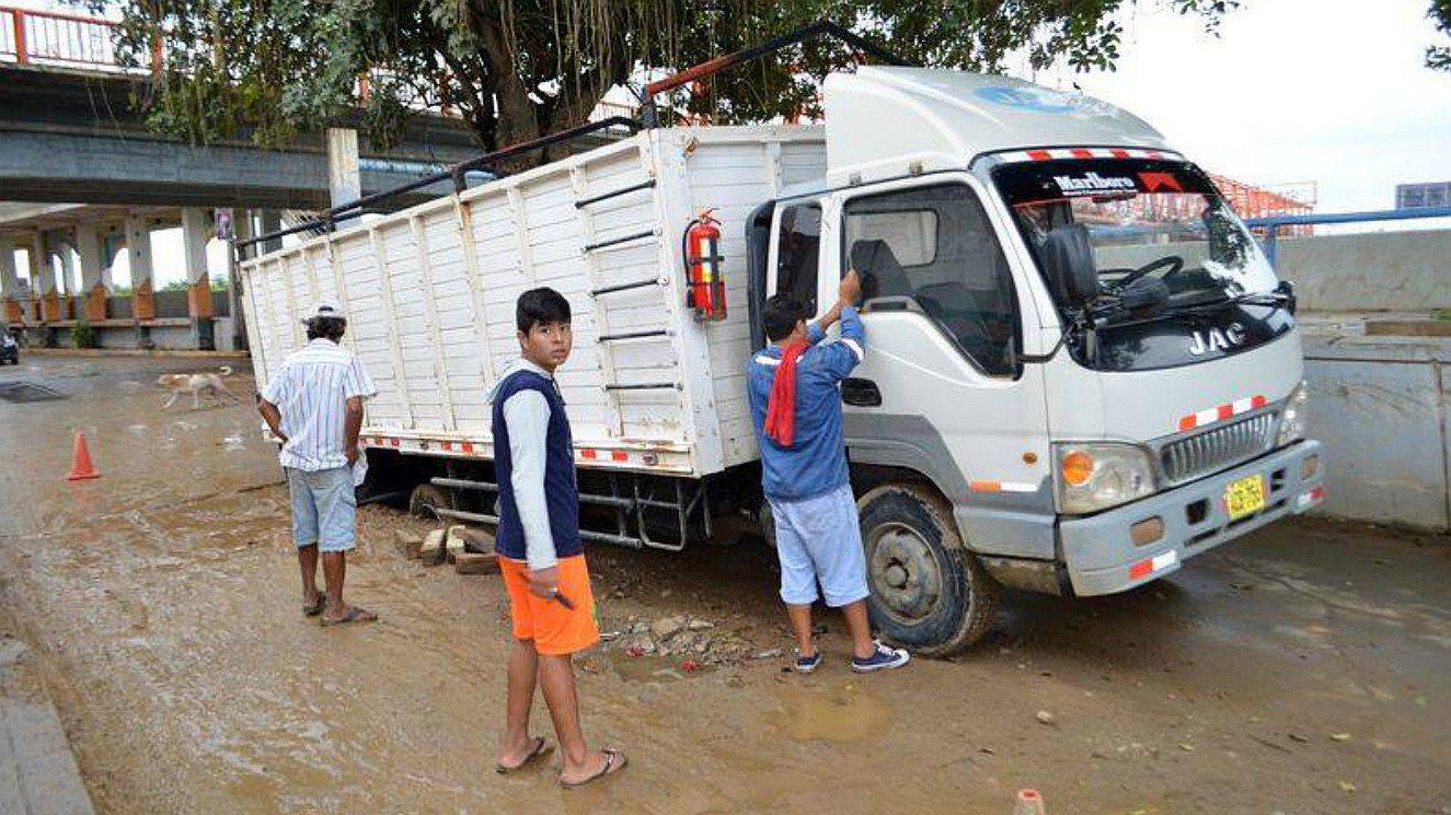 Camión se hunde en la pista en pleno centro de Tumbes