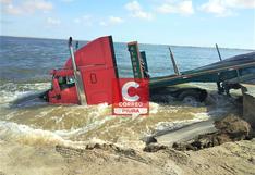 Piura: Tráiler queda atrapado en carretera dañada por la Laguna La Niña