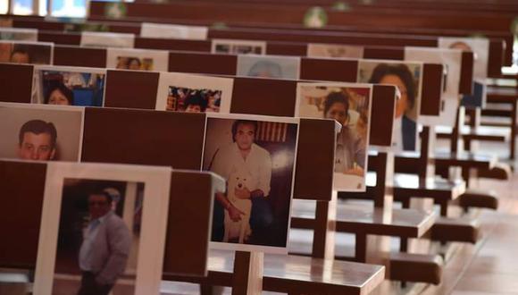 Ceremonia se realizó de manera virtual y los familiares colocaron en cada asiento de las bancas del templo de San Miguel, las fotografías de las víctimas mortales. (Foto: Difusión)