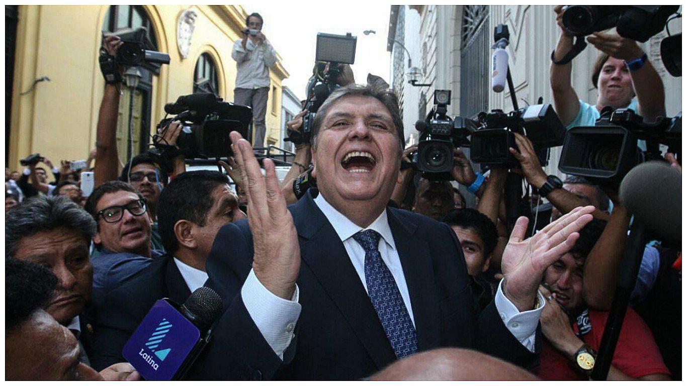 Alan García llegó a fiscalía anticorrupción y simpatizantes lo reciben así (VIDEO)
