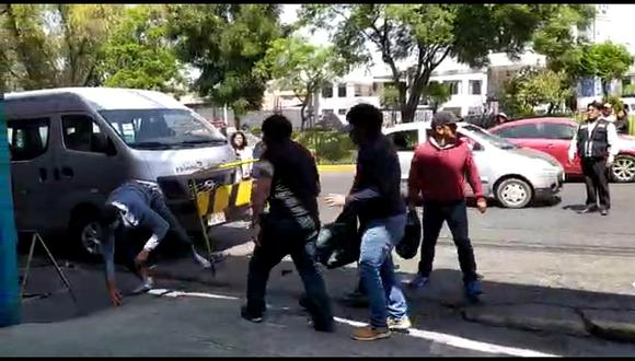Extranjero le corta rostro a taxista y cuñado en Miraflores 
