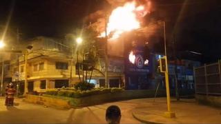 Lanzan granada contra ferretería y provocan dantesco incendio en Tingo María