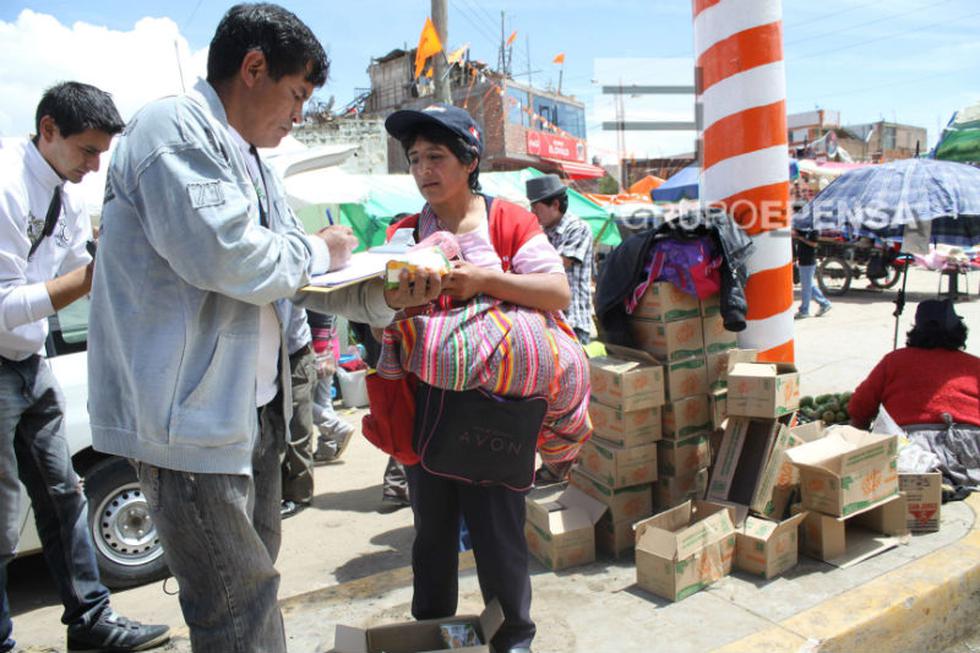 Trabajadores del gobierno regional recolectan firmas en horario de trabajo