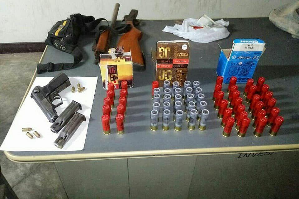 Detienen a hombre que tenía un arsenal de armas en su vivienda 