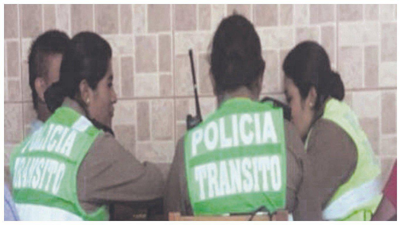 Descubren a 3 policías de tránsito en cebichería durante horario laboral  (VIDEO) 