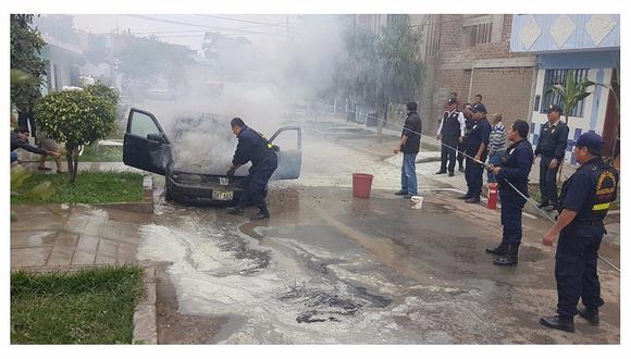 Trujillo: Auto se incendia y causa pánico en Vista Alegre (VIDEO) 