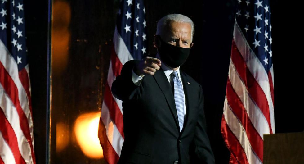 Joe Biden sube al escenario para su primer discurso como presidente electo de Estados Unidos. (Foto: Roberto SCHMIDT / AFP).