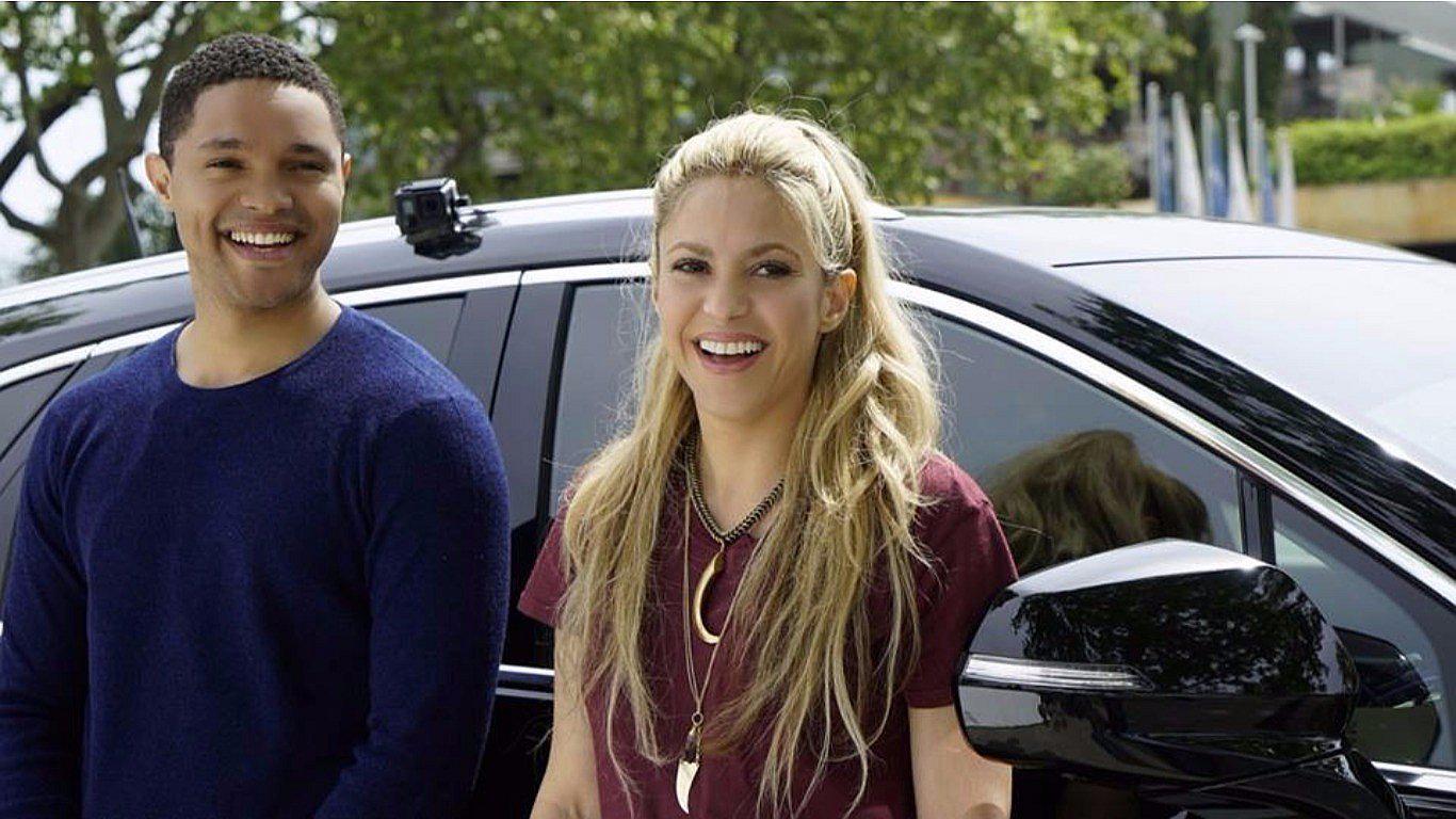 Shakira comete falta en Carpool Karaoke y da mal ejemplo a sus fans (VIDEO)
