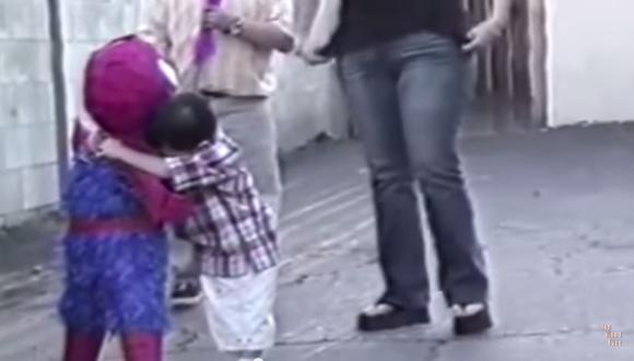 Niño se niega a destrozar a su piñata y la abraza porque es de Spiderman [VIDEO]