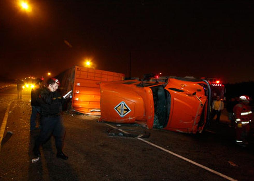 Camión con mil jabas de pollos vuelca y transeúntes se llevan aves