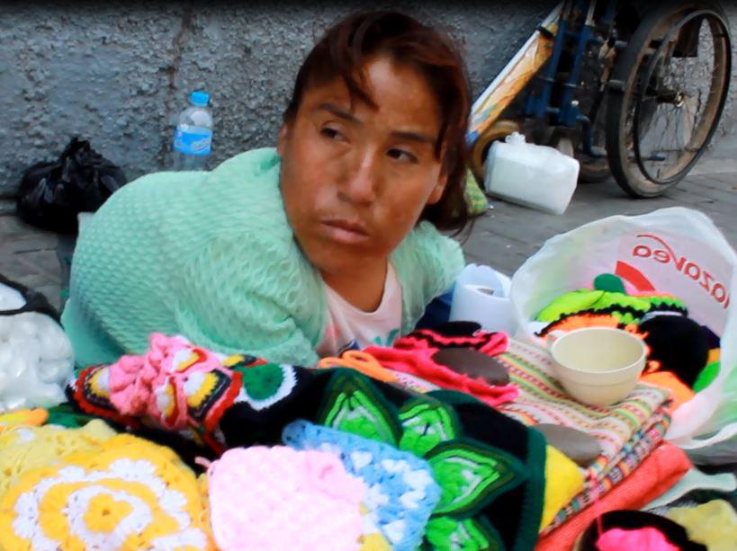 YouTube: Mujer sin extremidades sorprende con su habilidad para tejer a crochet con su boca (Vídeo)