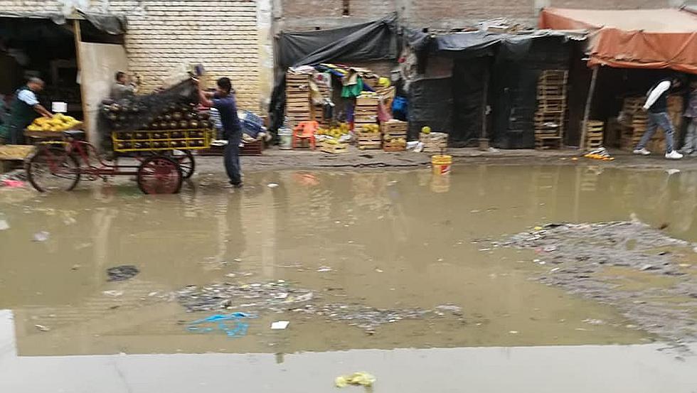 Chiclayo: Desagüe colapsa e inunda calles adyacentes al mercado Moshoqueque