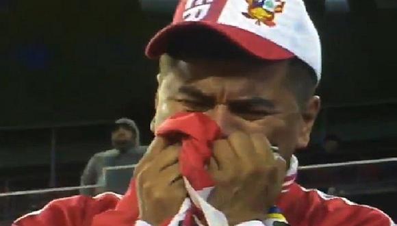 ​Hincha rompe en llanto tras histórico triunfo de Perú ante Brasil (VIDEO)