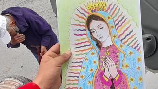 Abuelo vende dibujos para alimentar a sus nietos y conmueve a habitantes de Nuevo León en México