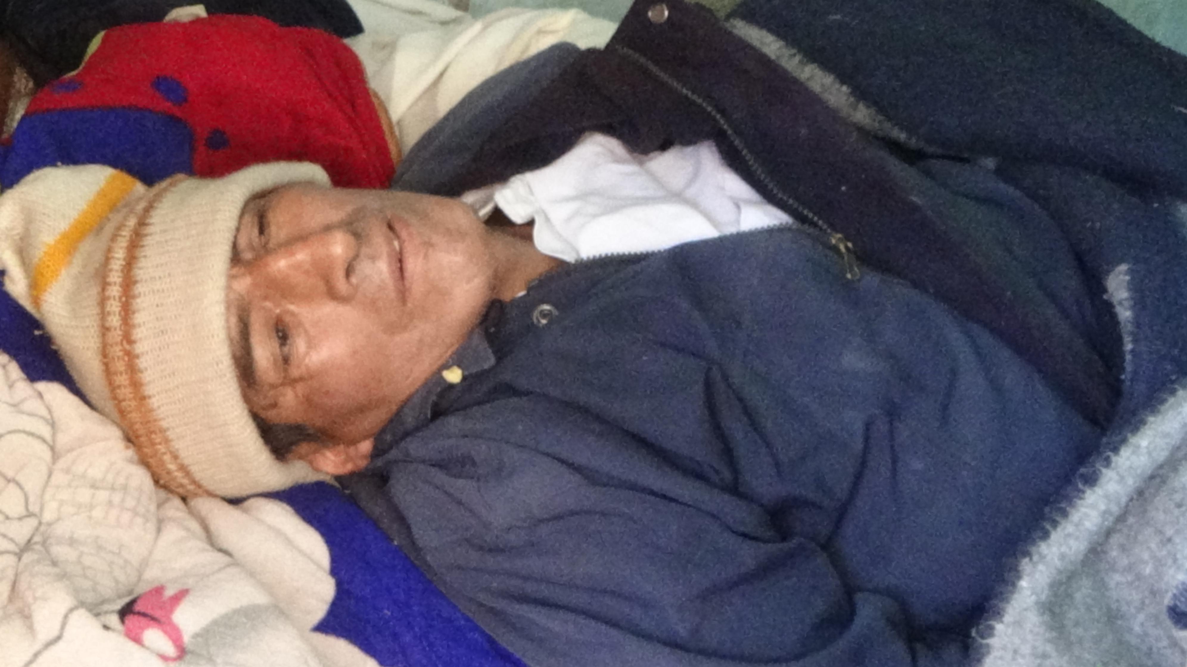 Auxilian a hombre que postrado en su cama no habla ni se mueve