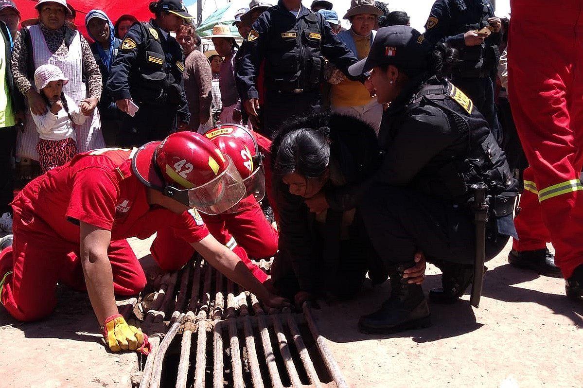 Mujer quedó atrapada en alcantarilla por varios minutos en Puno