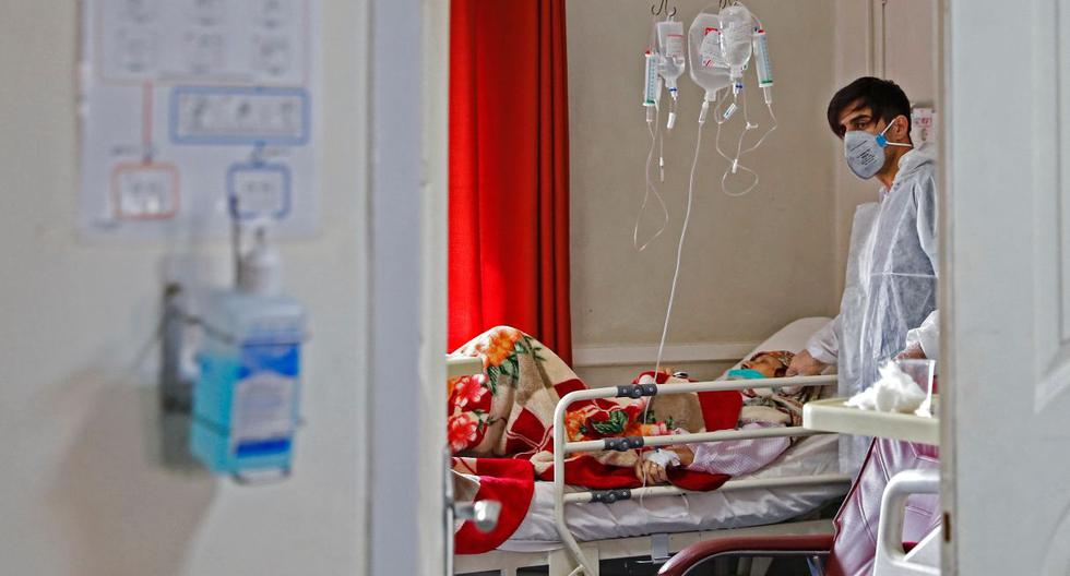Imagen referencial. Un médico iraní trata a un paciente infectado con el virus COVID-19 en un hospital en Teherán. (AFP PHOTO / HO / MIZAN NEWS AGENCY).