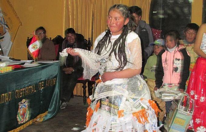 PUNO: singular concurso de trajes con material reciclado en Ananea