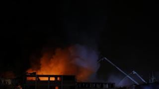Fuego en fábrica textil que no tenía licencia de funcionamiento en Comas fue confinado 