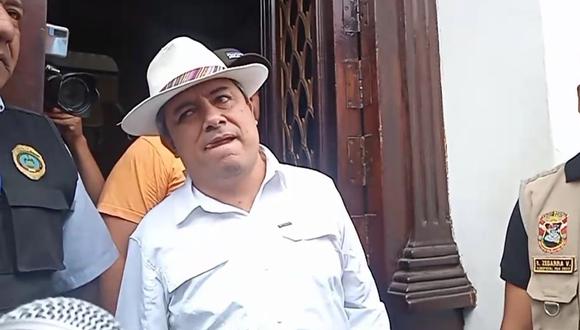 Arturo Fernández llegó hasta la sede municipal y cuando trató de dialogar con manifestantes le gritaron "vago". (Foto: Trujillo 60)