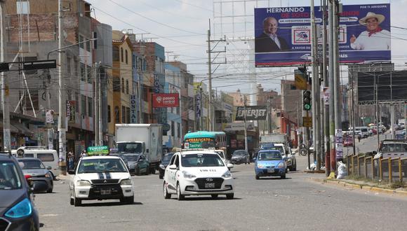 Personas no respetan la Cuarentena en Arequipa, se movilizan en taxis| Foto: Leonardo Cuito
