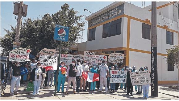 Personal de salud reclama por deuda y bajos sueldos en Lambayeque 