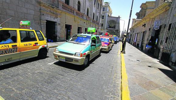 "Taxivías" en centro histórico de la ciudad de Arequipa