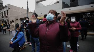 Señor de los Milagros: Fieles forman largas colas en los exteriores de la iglesia de las Nazarenas para venerar imagen (FOTOS)