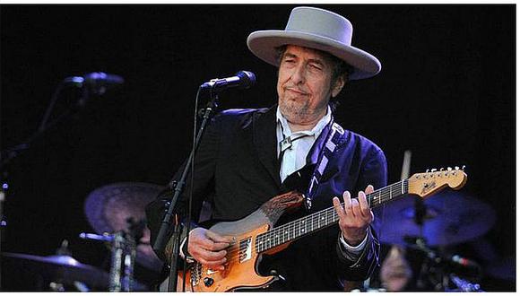 Bob Dylan: Cantautor recibe Premio Nobel en privado y con insólita vestimenta