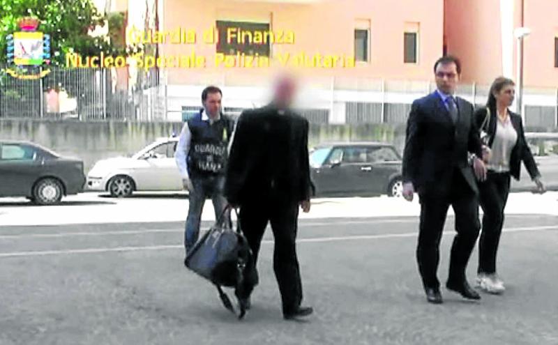 Santa Sede: Detienen a "Monseñor 500"