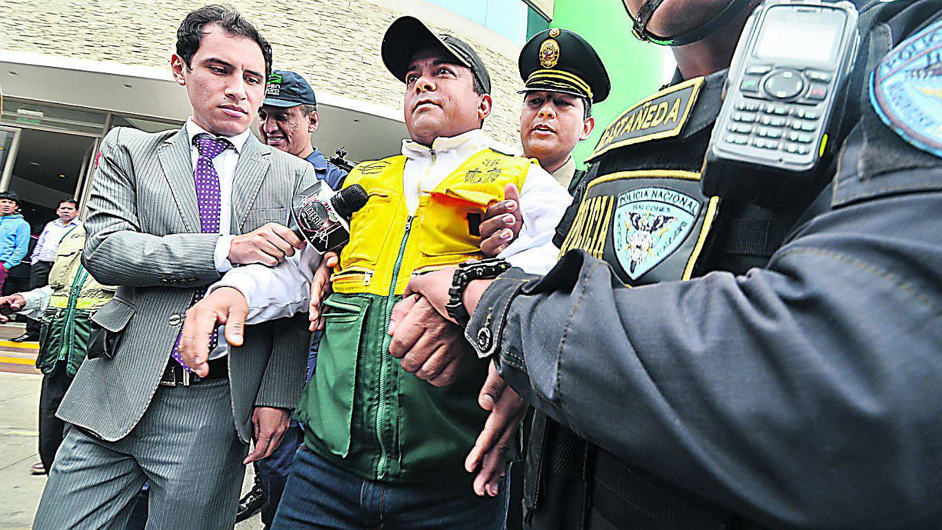 La Policía detiene a cambista que se resiste a retirarse de calles y avenidas de San Isidro