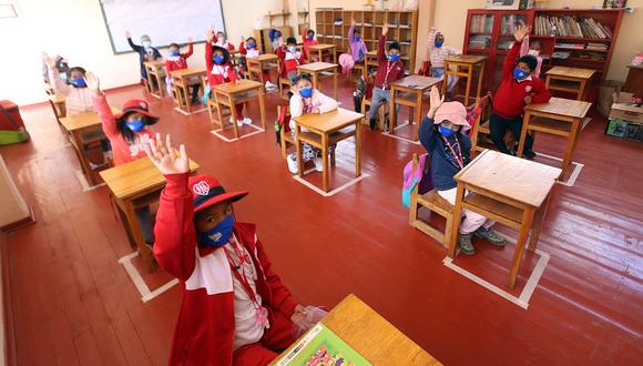 El Minedu señala que ya no será obligatorio el uso del protector facial en los centros educativos.