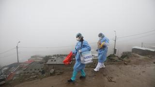 ‘Ticlio chico’: Brigadas vacunan contra la influenza en medio de bajas temperaturas y densa neblina (FOTOS)