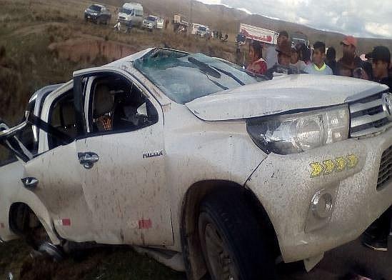Puno: madre de familia muere tras colisión entre camioneta y camión