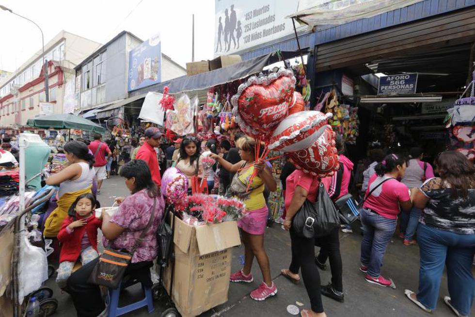 Limeños abarrotan Mercado Central y Mesa Redonda por Día de la Madre