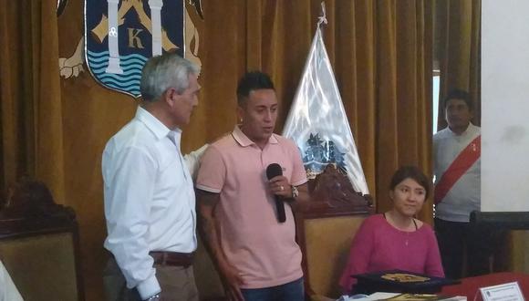  Christian Cueva llora al recibir llaves de la ciudad de Trujillo (VIDEO) 