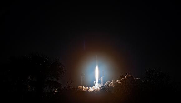 El cohete SpaceX Falcon 9, con el Crew Dragon de la compañía llevando la misión Crew-6, se lanza desde la plataforma 39A en el Centro Espacial Kennedy de la NASA en Cabo Cañaveral el 2 de marzo de 2023. (Foto de Jim WATSON / AFP)