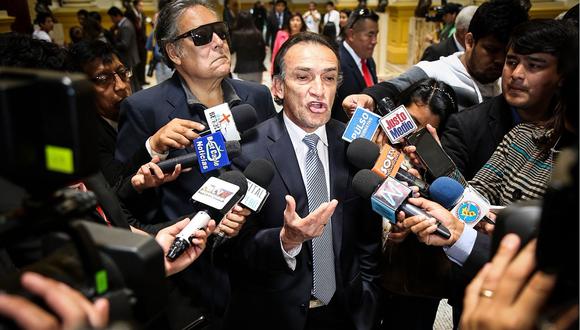 Héctor Becerril pide la renuncia de fujimoristas que se abstuvieron 