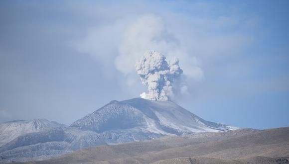 Las observaciones de la tasa de emisión y composición de gases son importantes para predecir el estado de la actividad volcánica y pronosticar erupciones (Foto: Ingemmet)