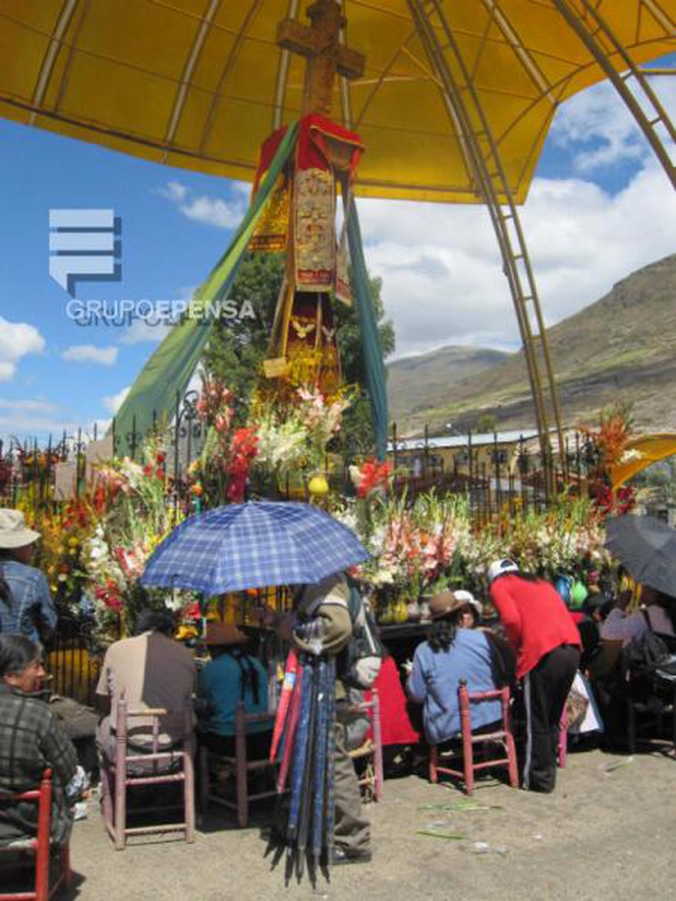 Huancayo: Cientos oran y prenden velas rogando favores al Cani Cruz (FOTOS)