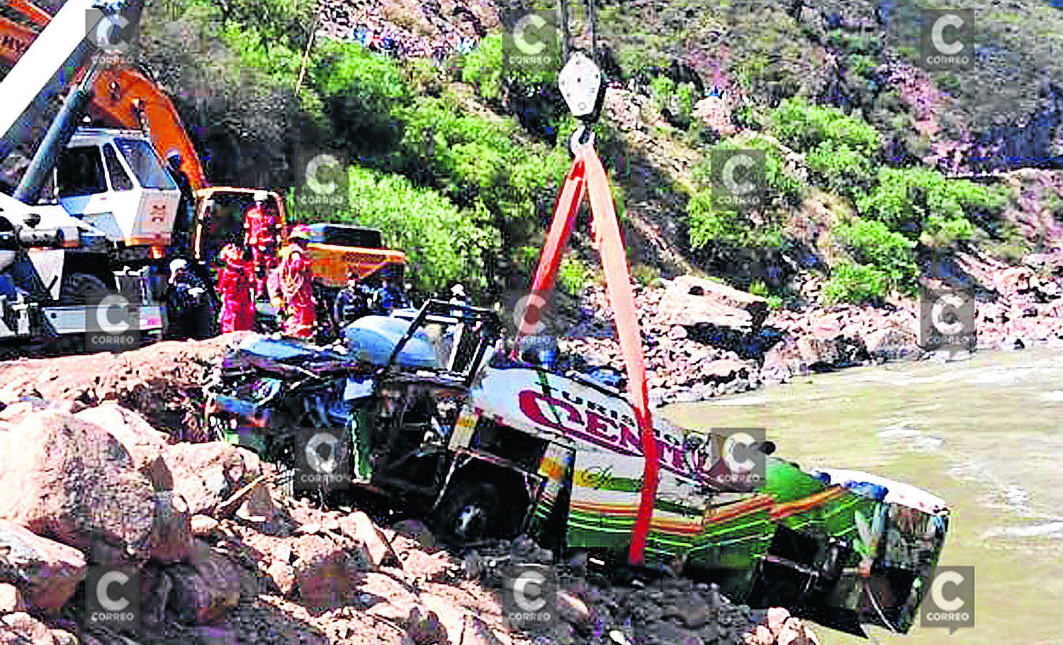 Sacan bus de Turismo Central del río Mantaro y solo hallan dos cadáveres (VIDEO)